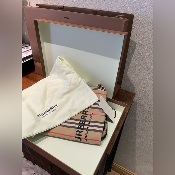 BURBERRY Icon-stripe recycled-fibre tote bag - Picture 14 of 15